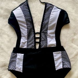 Flattering cutout one piece Swimsuit 🌊